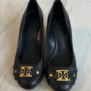 tory burch natalya black leather wedge heel with gold logo sz 6M
